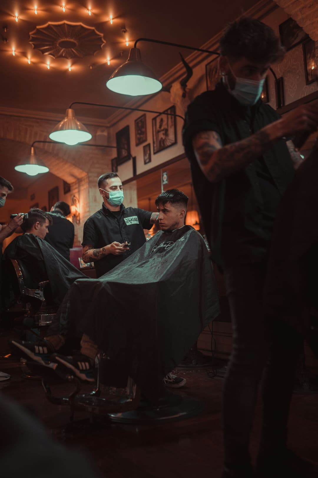 Equipe celebrando crescimento com dashboard moderno